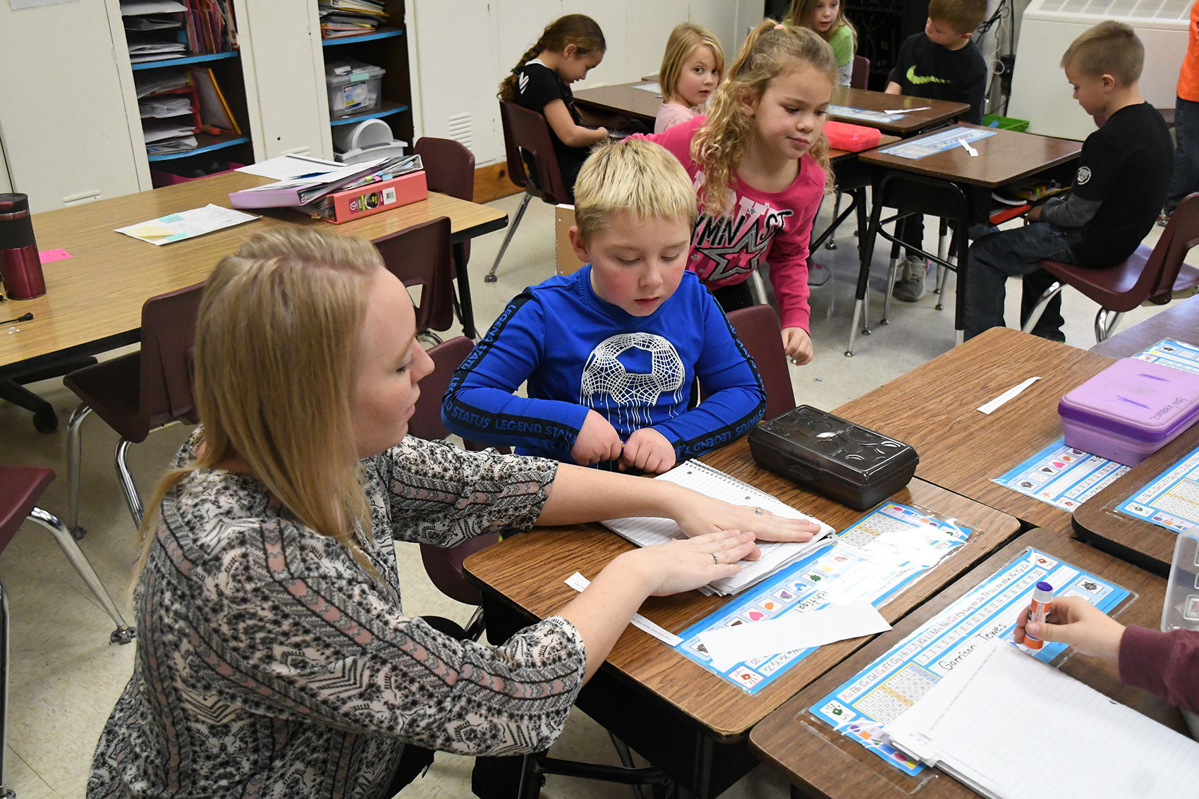 Danielle Kleinhesselink helps student